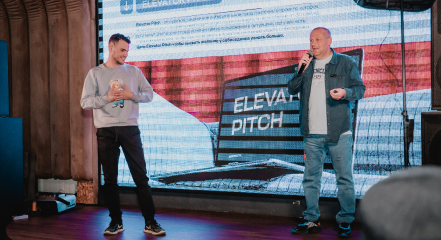 Владимир Руппель рассказывает о Elevator Pitch на бизнес-мероприятии.