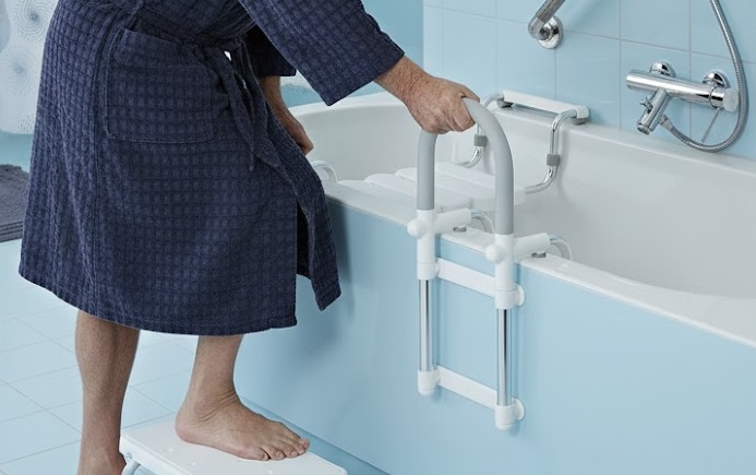 peremeshchenie-bolnogo-na-kresle-katalke