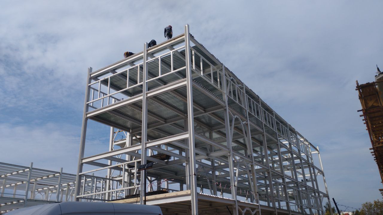 Сварка стальных балок при строительстве промышленного здания