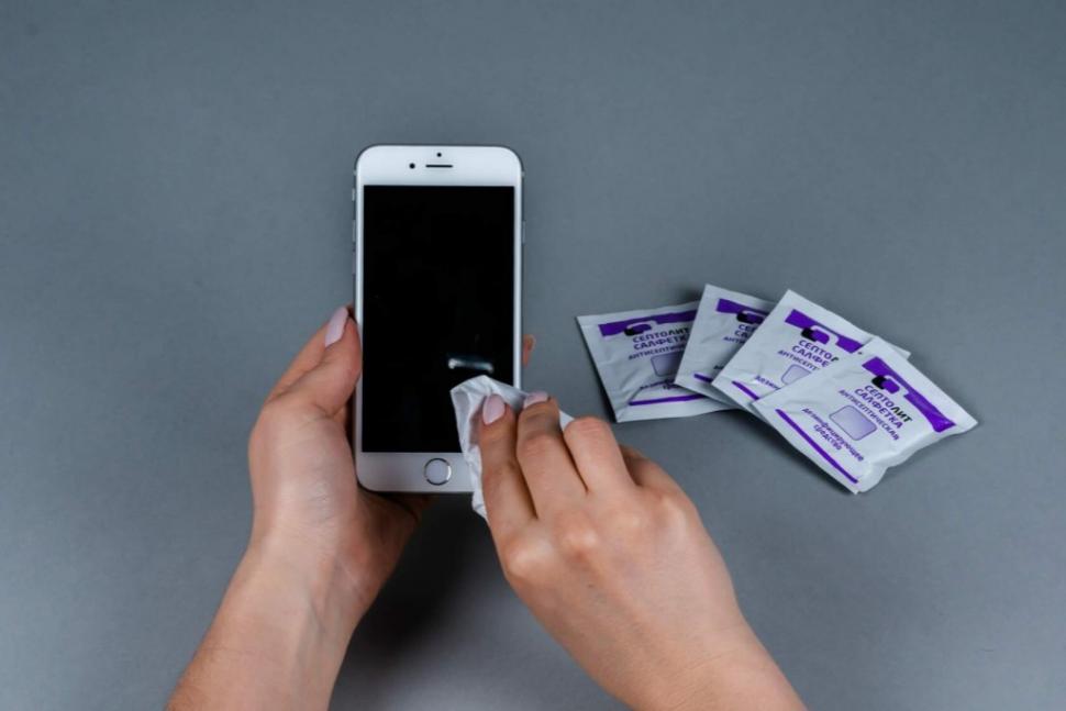 Безопасная дезинфекция техники: чем протирать экран и корпус, чтобы не повредить