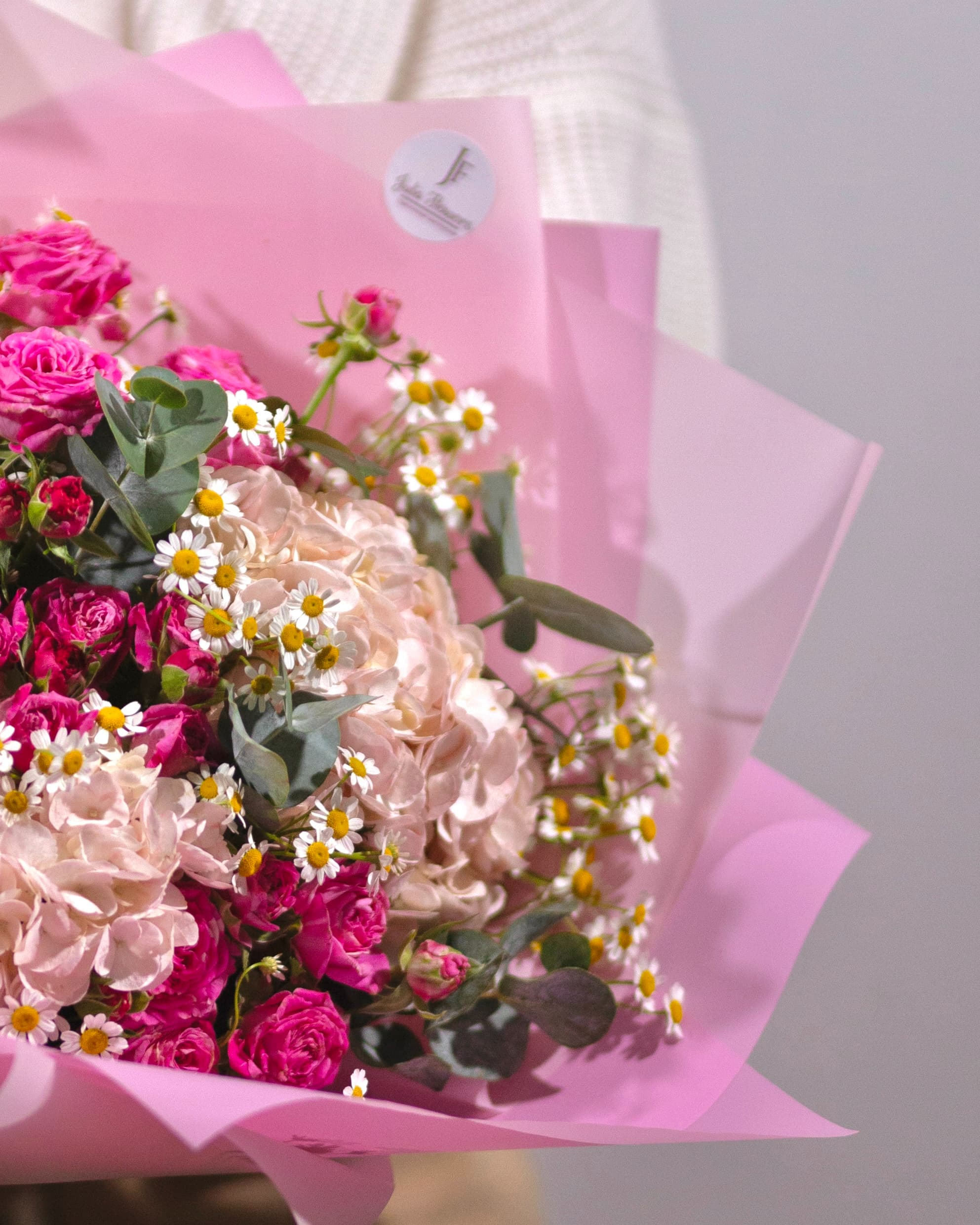 Осенний букет с розами в розовой упаковке