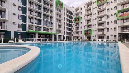 бассейн в апарт-отеле Колорит