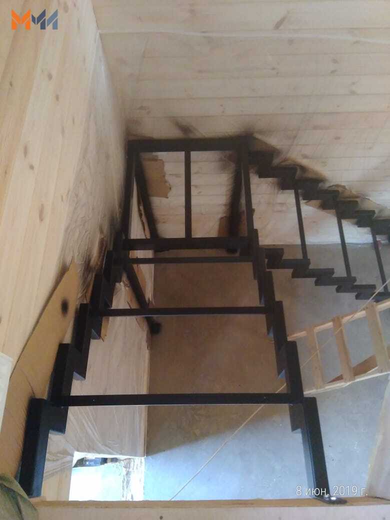 Каркас Г-образной лестницы