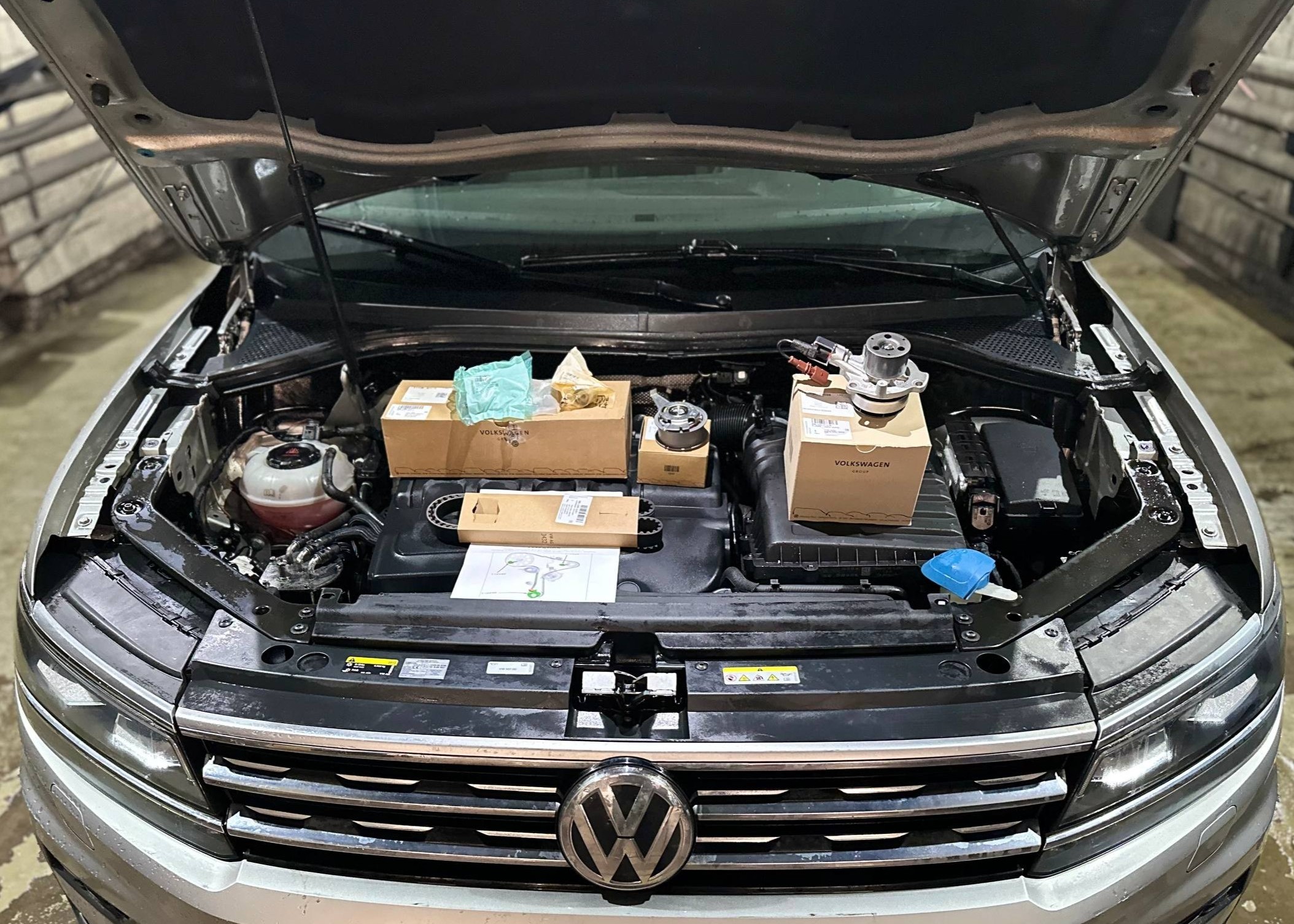 Проверка комплекта ГРМ перед установкой на Volkswagen Tiguan 2.0 TDI Volkswagen Tiguan 2.0 TDI с комплектом ГРМ перед установкой