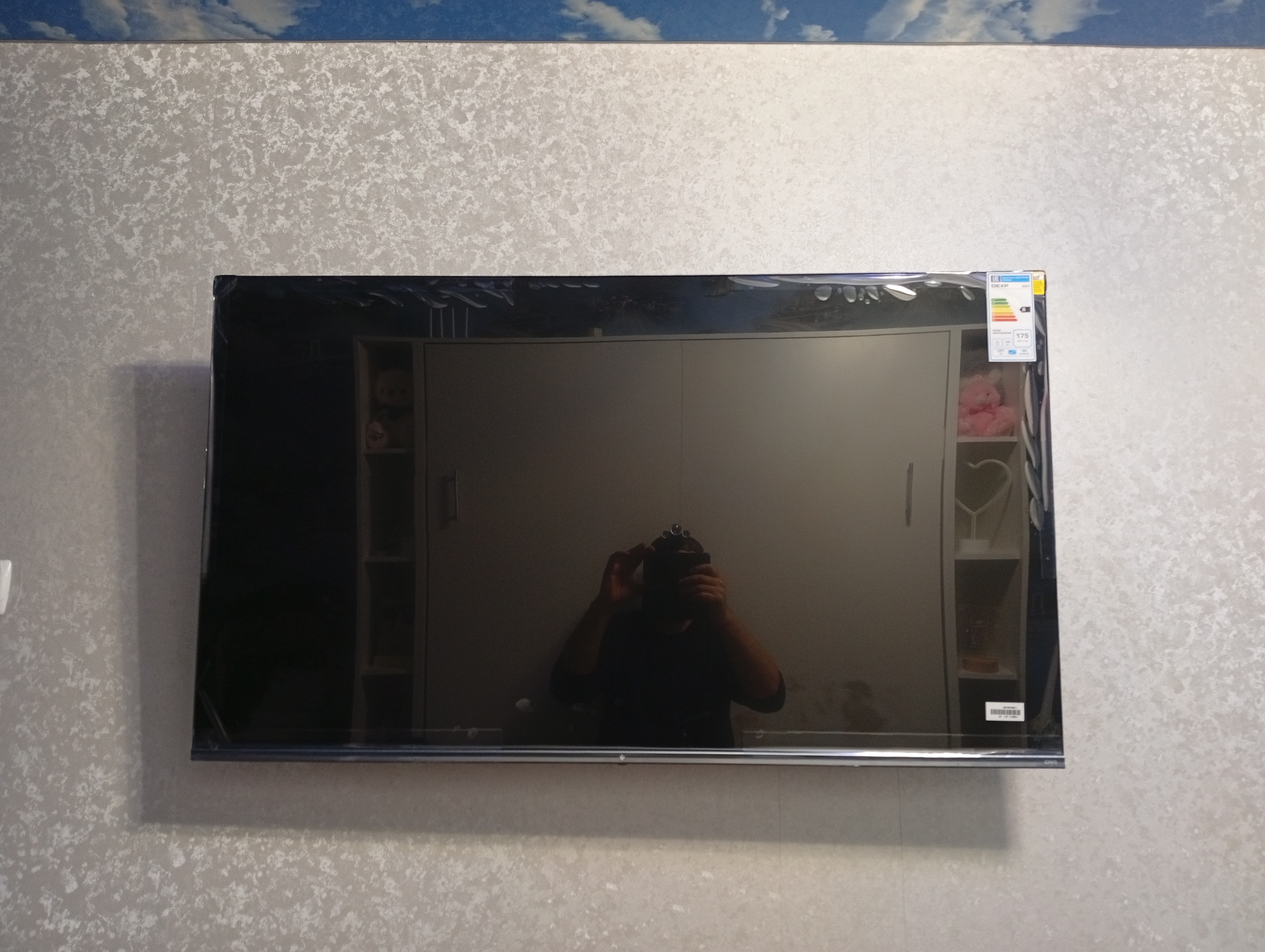 Навеска телевизора на стену в Донецке, телевизор закреплён на кронштейне, результат монтажа