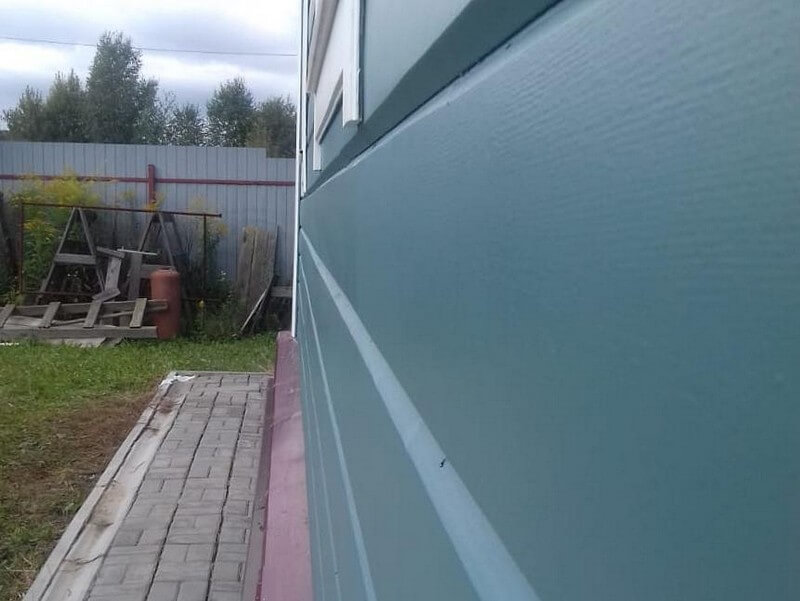 Обновленный фасад деревянного дома вид вблизи