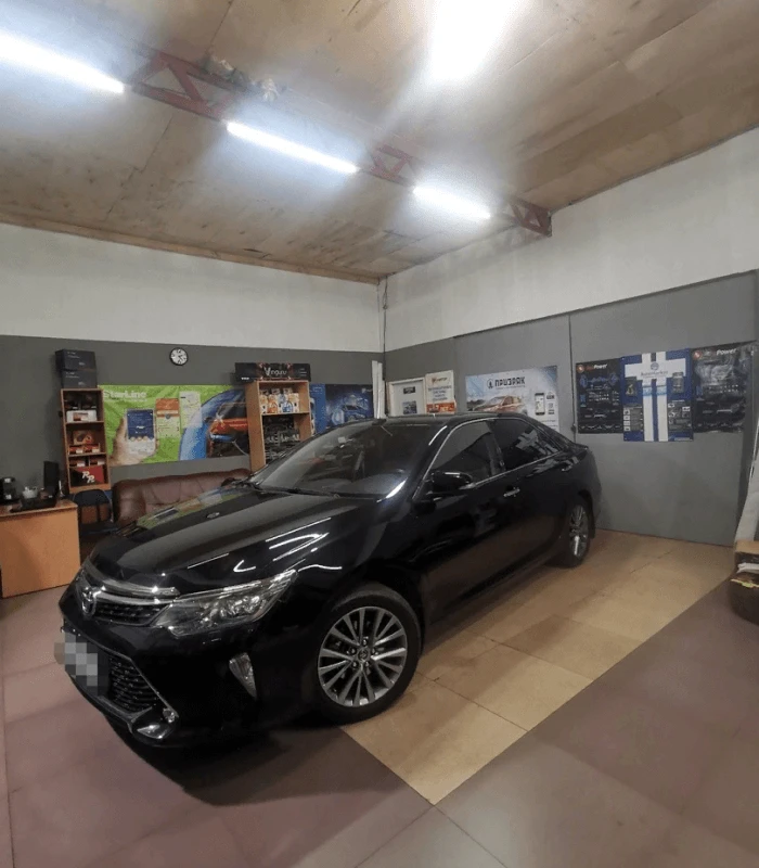 Черная Toyota Camry в мастерской чип-тюнинга MotorsLab