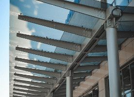 Крепление козырька из стекла на закладных балках