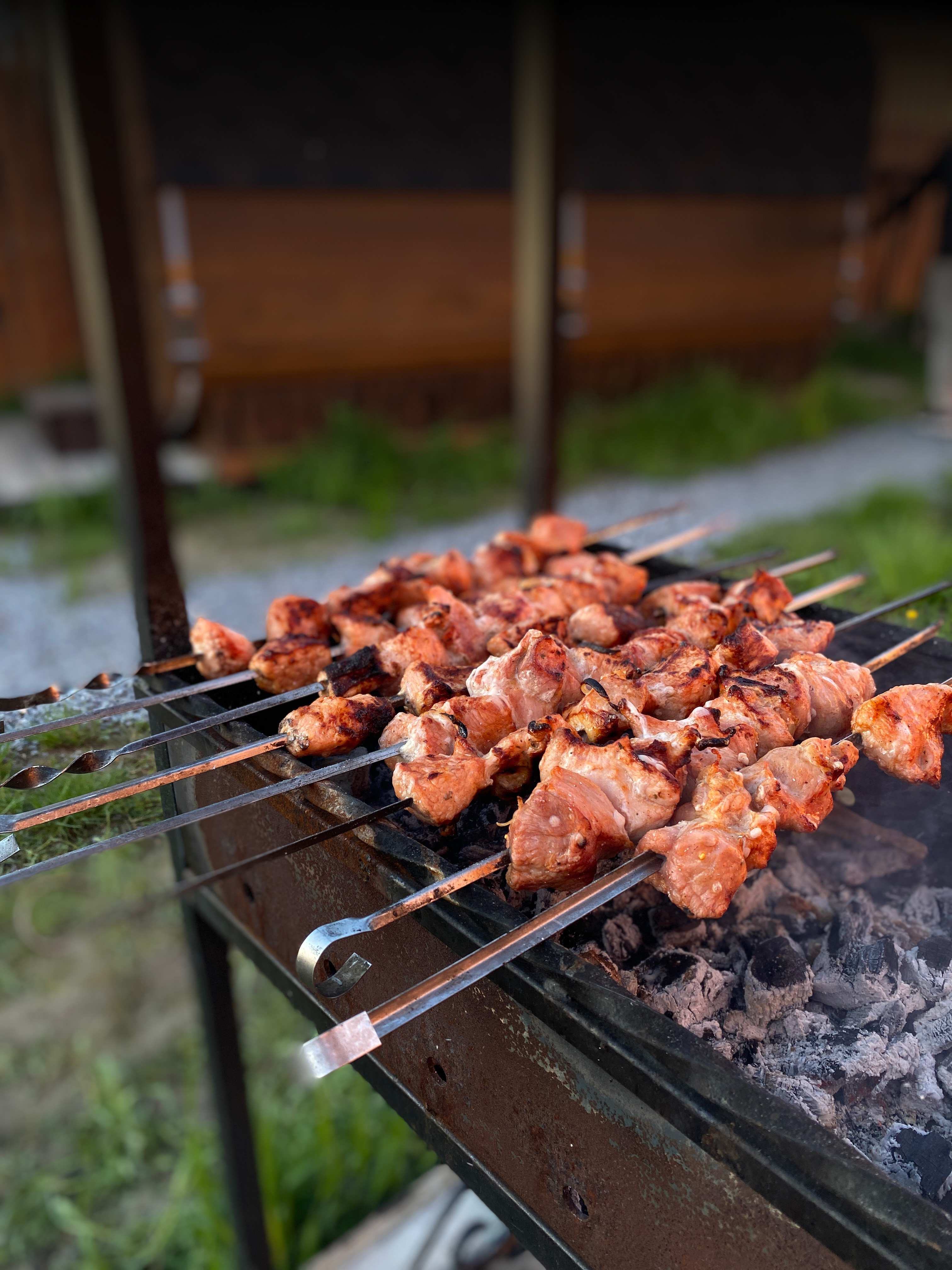 Мангальная зона с шашлычком на базе отдыха