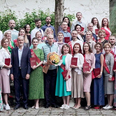 большая группа с преподавателями и студентами