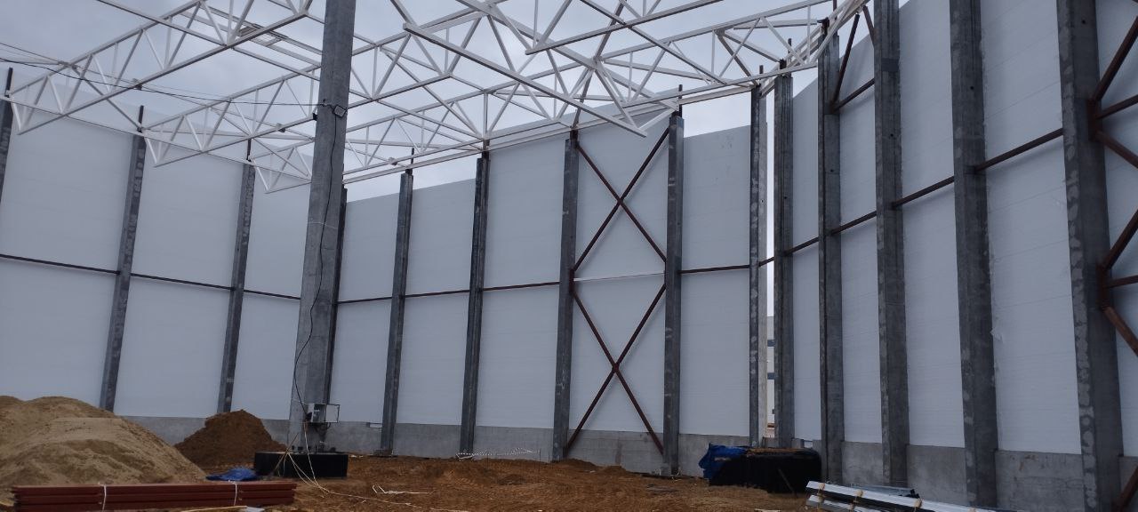 Монтаж панелей на металлический каркас промышленного здания