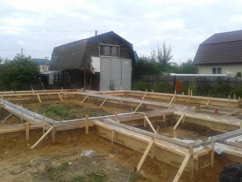 МЕЛКОЗАГЛУБЛЕННЫЙ ЛЕНТОЧНЫЙ ФУНДАМЕНТ