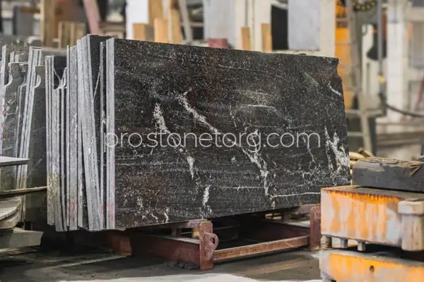слебы слэбы гранитные Гранатовый амфиболит нигрозеро плиты облицовка из гранита фото оптом москва