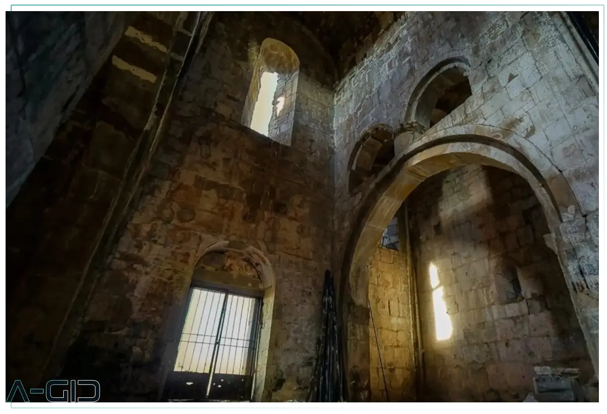 Бедийский собор в Ткварчели на фоне гор и зелени — фото 5