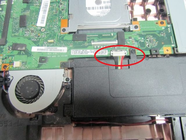 Как правильно отключить шлейф аккумулятора внутри ноутбука Как правильно отключить шлейф аккумулятора внутри ноутбука, чтобы не сжечь мультиконтроллер.