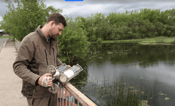 Проба воды в реке Вятка