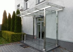 Стеклянный козырек на опорах