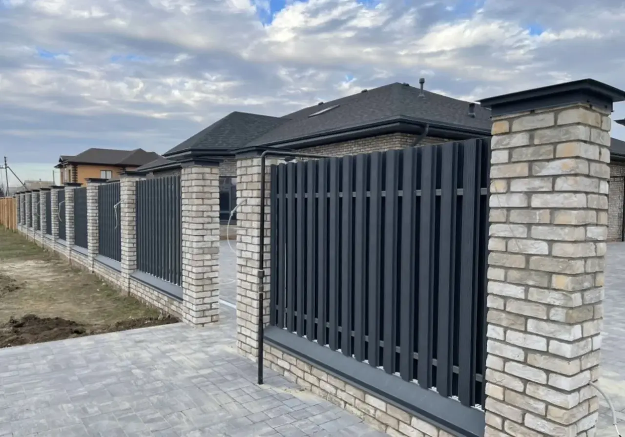 Забор с бетонированием и кирпичной облицовкой под ключ Екатеринбург