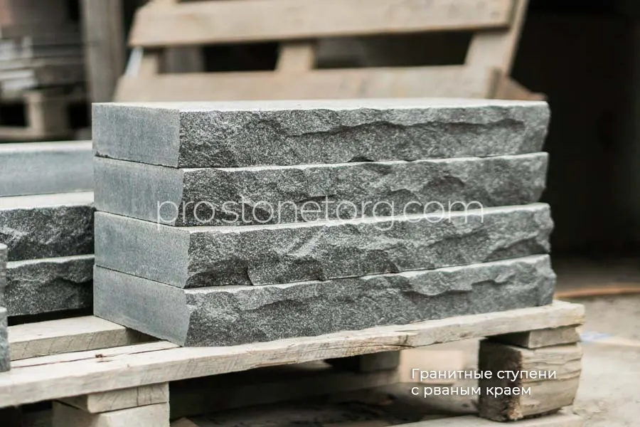 Гранитные ступени с рваным краем