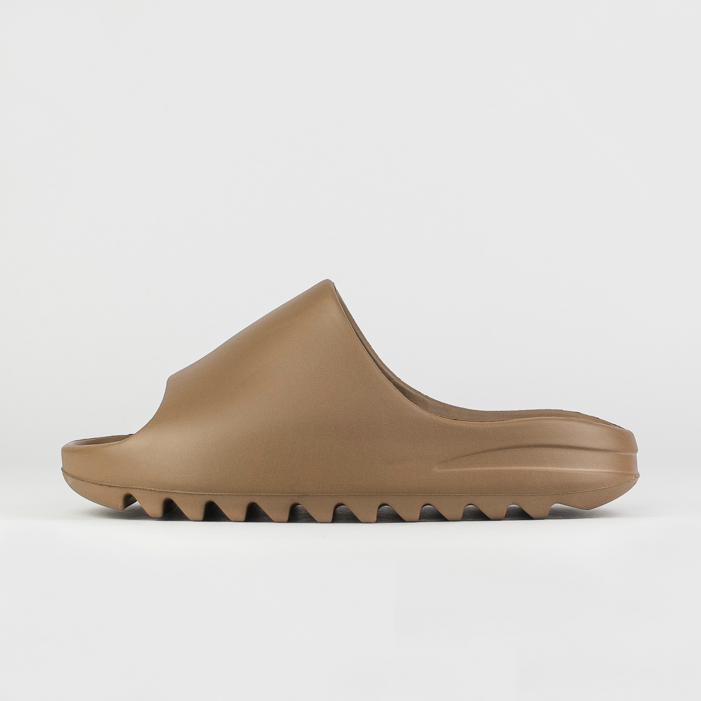 Шлёпки Yeezy Slide Khaki чаще выбирают клиенты