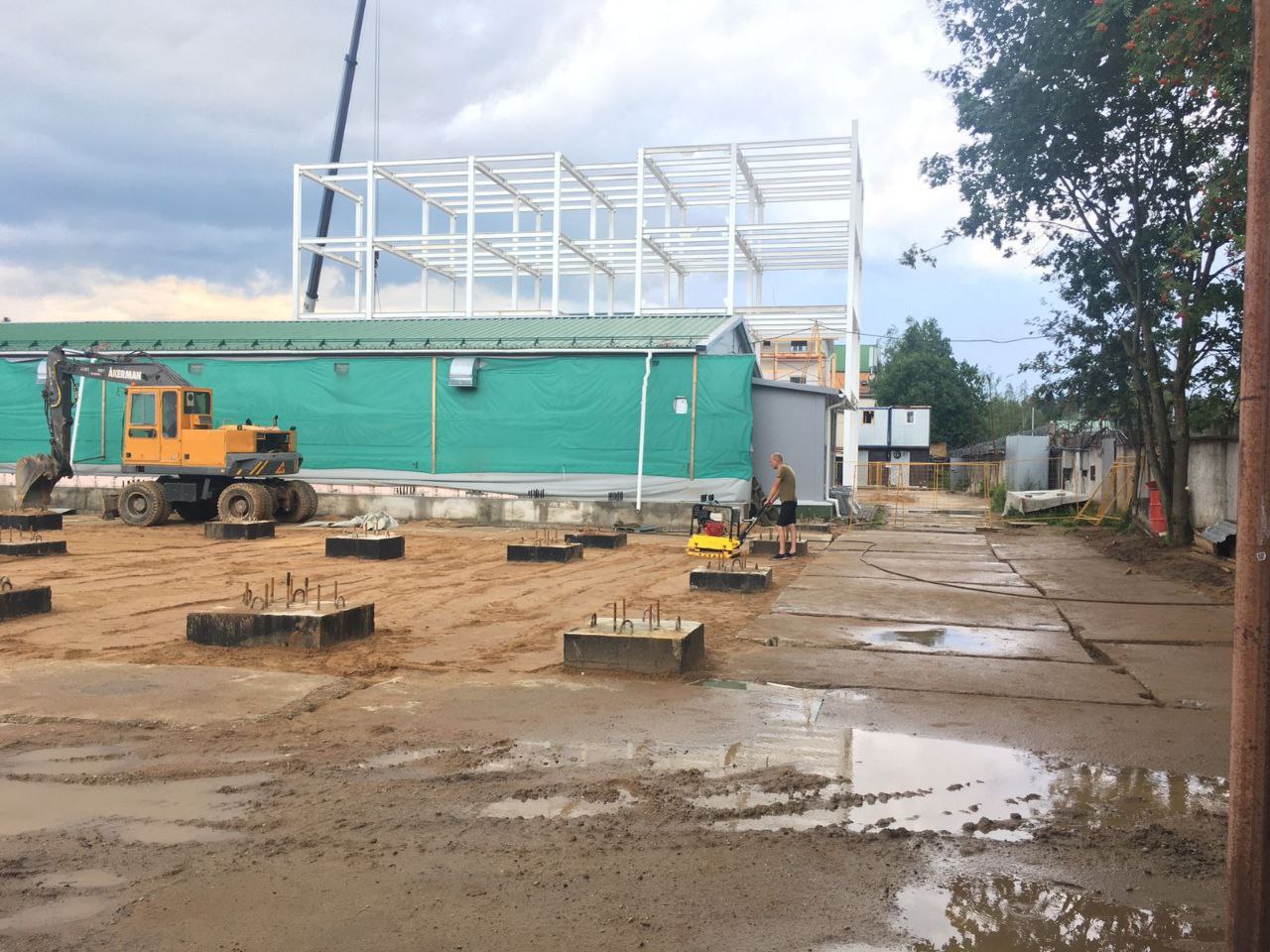 монтажные работы при сборке металлического каркаса здания