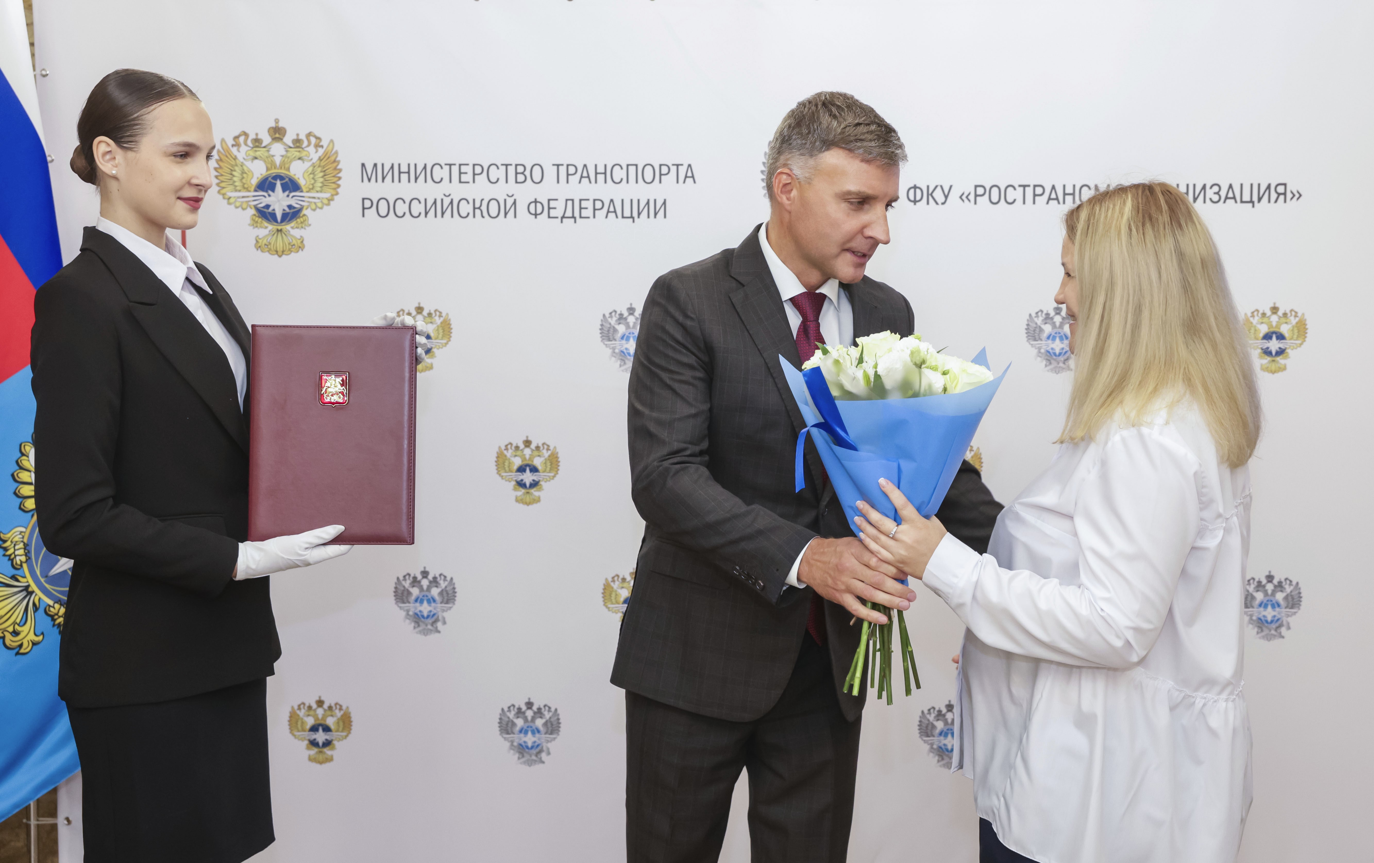 Генеральный директор ФКУ «Ространсмодернизация» Евгений Туриев вручил благодарности и грамоты сотрудникам учреждения