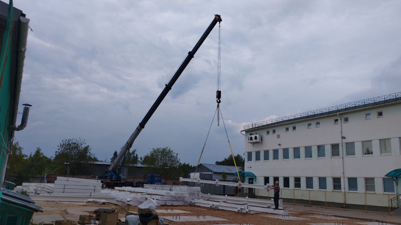 выгрузка стальных элементов и строительстве промышленного цеха