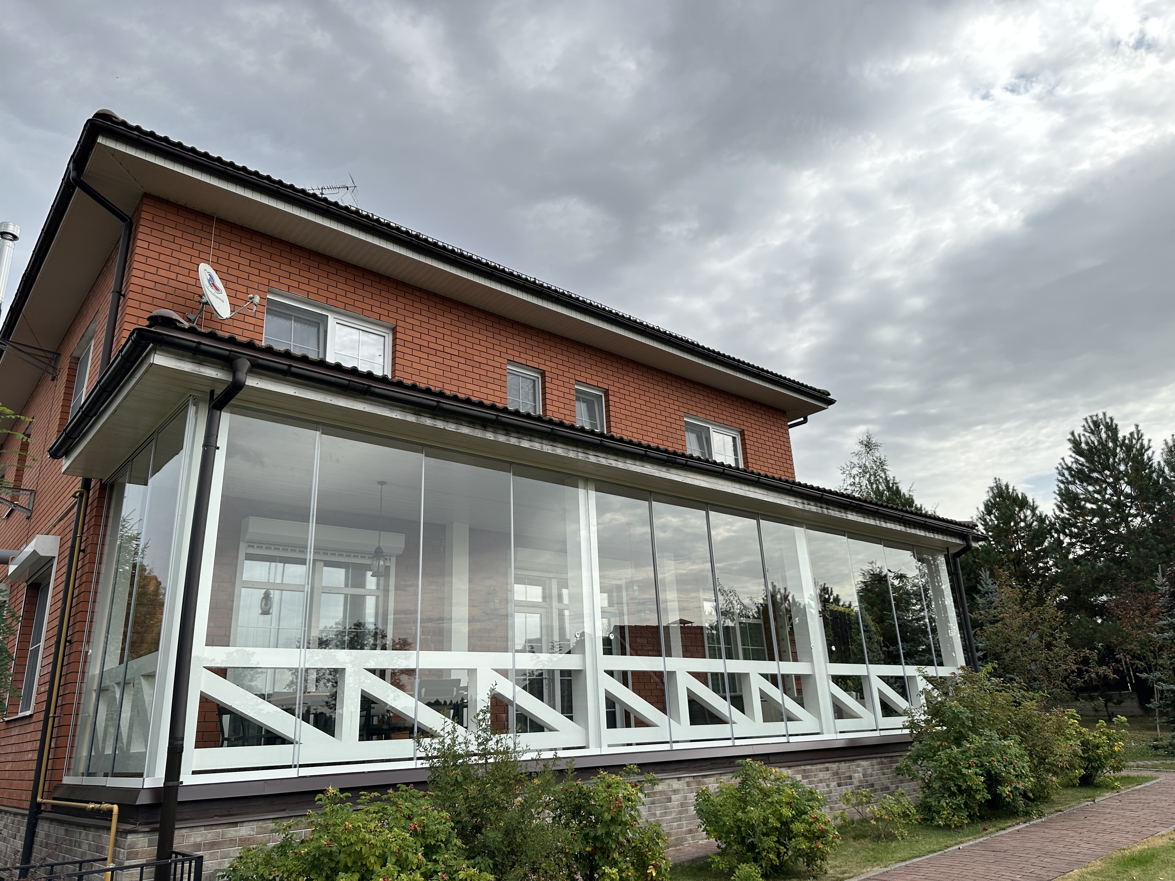 Теплое безрамное остекление