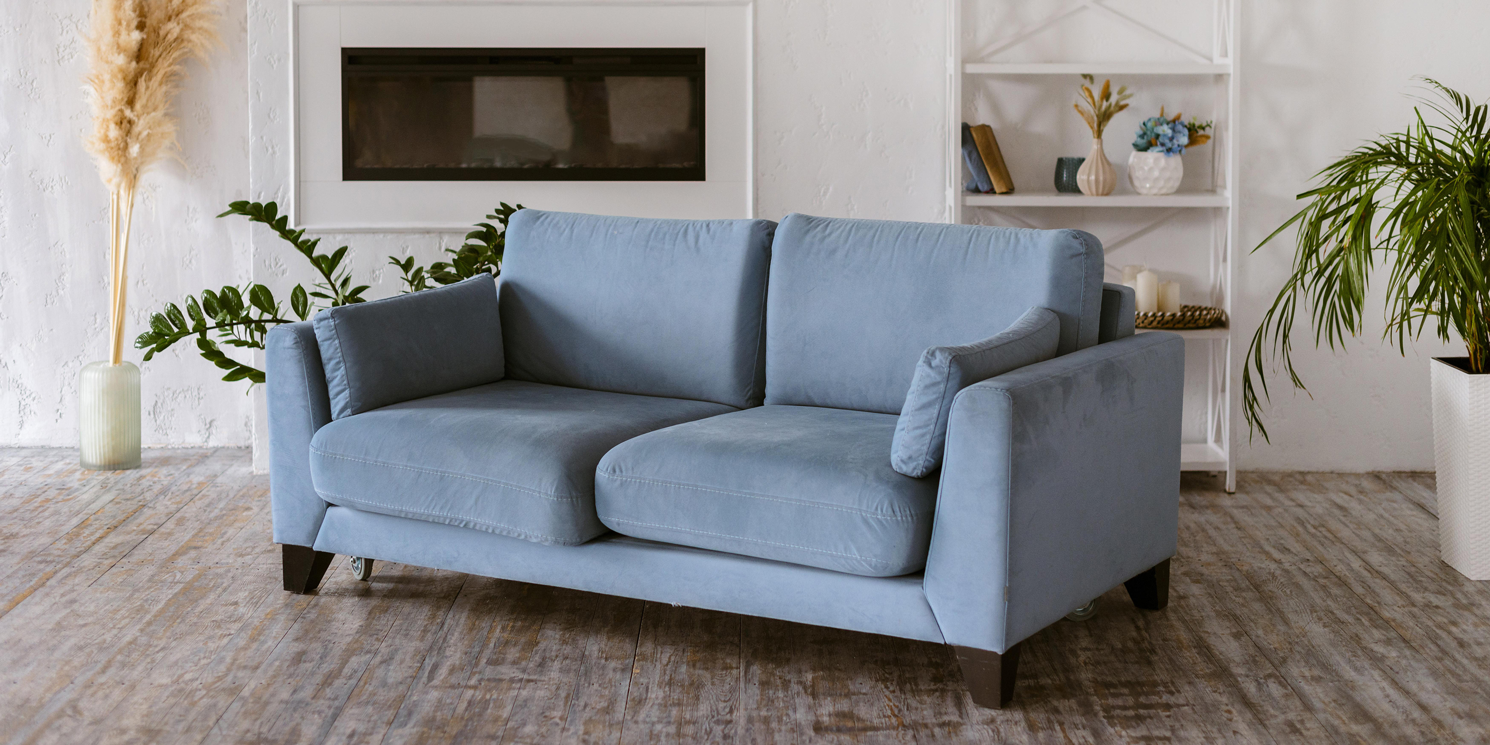 Синий двухместный диван с мягкими подушками