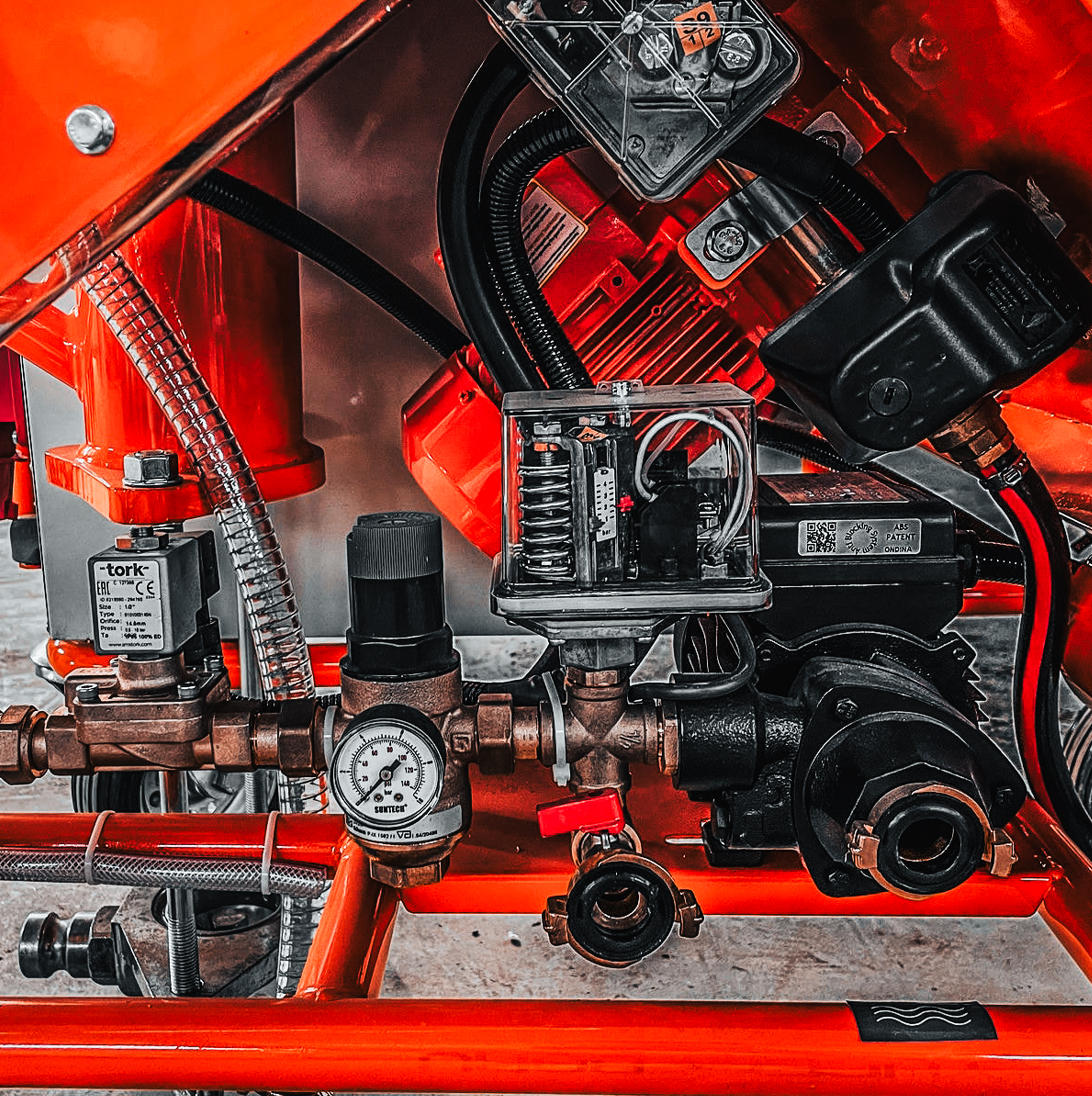 Крупный план узлов сборки и сервисных компонентов