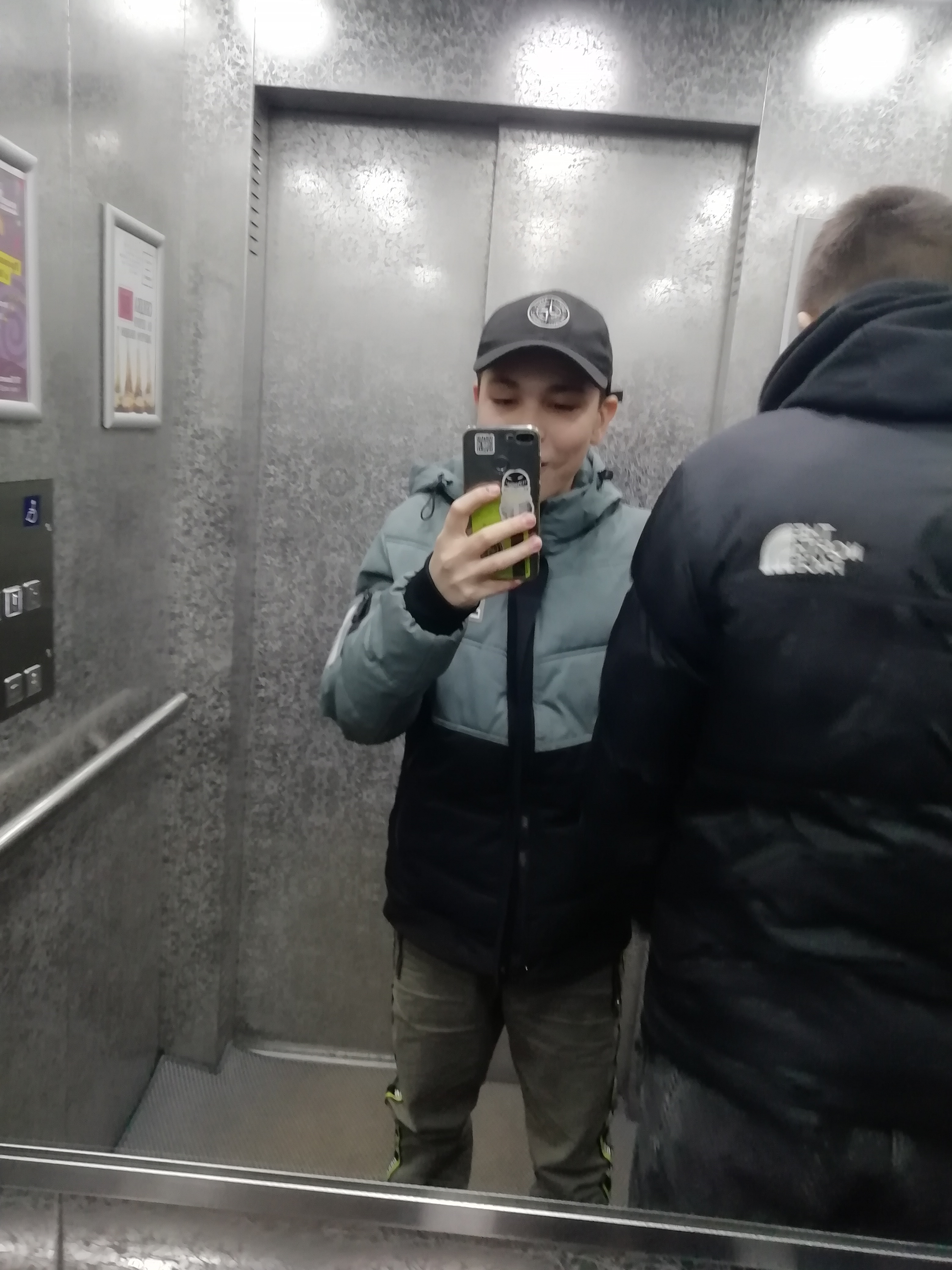 Промоутеры рекламного агентства у метро Ольховая 1