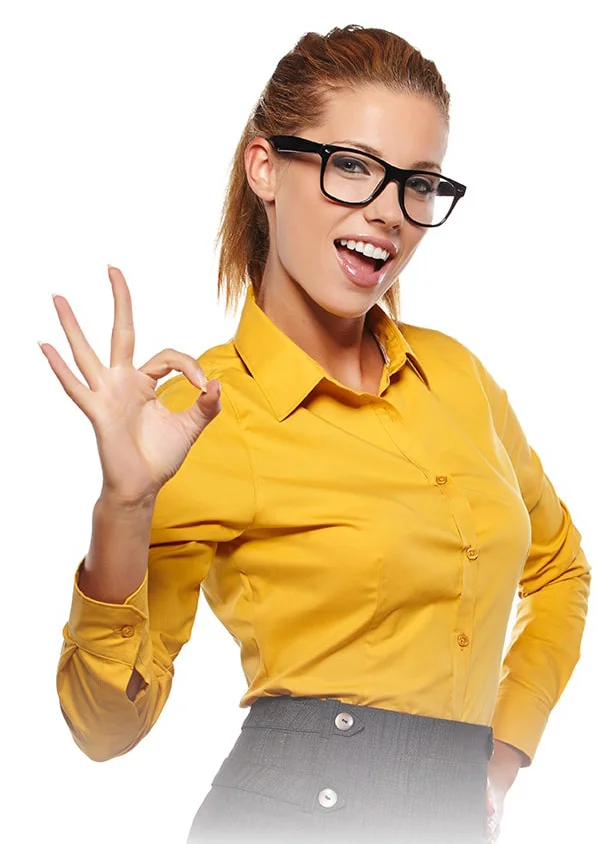 Девушка в очках и желтой рубашке