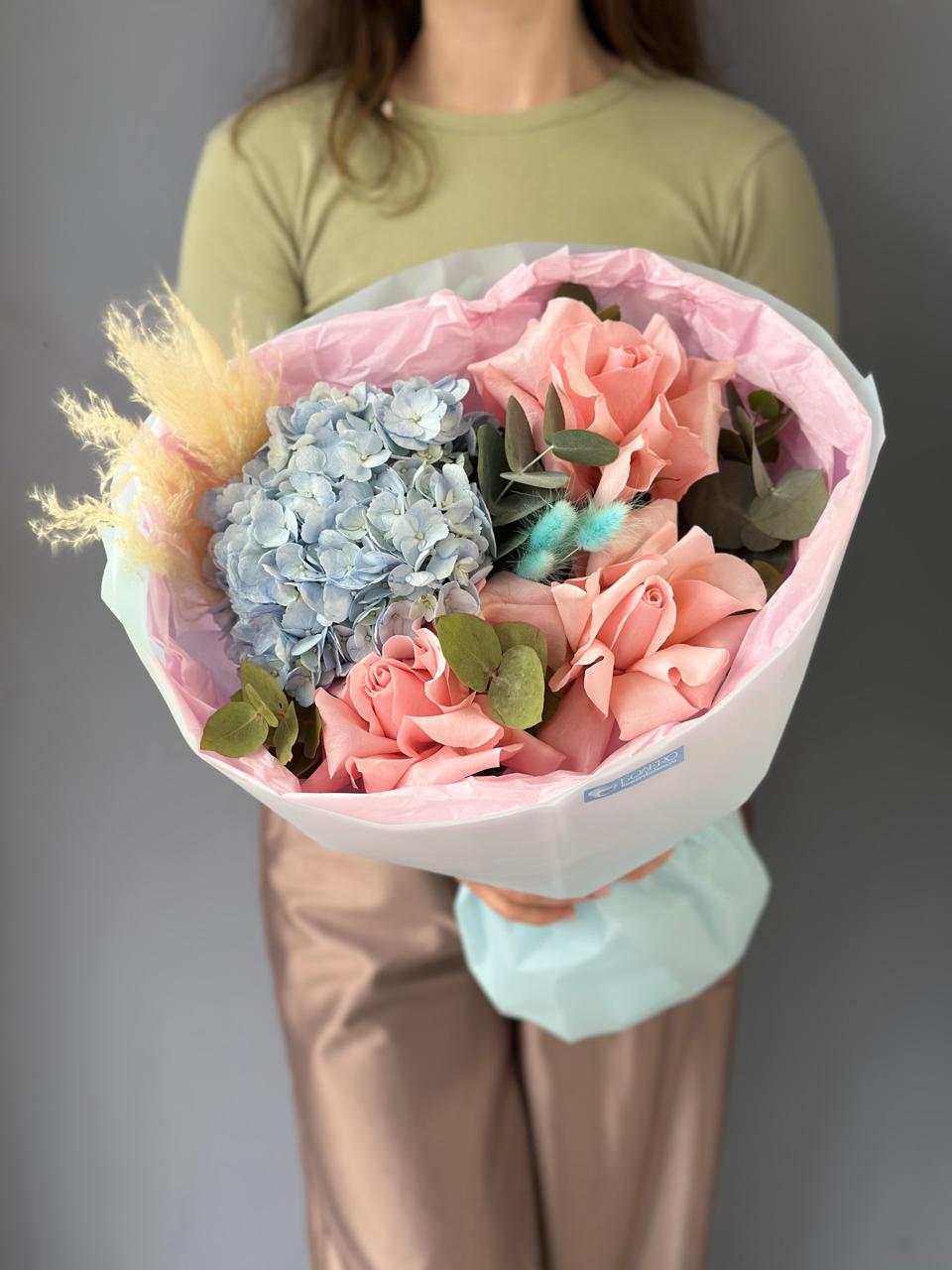 Букет Морское утро от студии Болеро, Екатеринбург — сочетание роз и голубой гортензии в свежей, прохладной палитре.