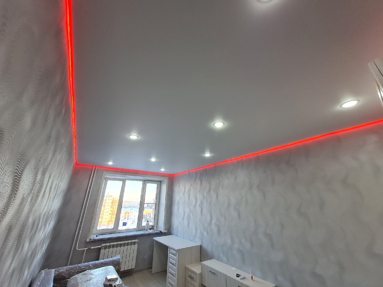 Парящий потолок с RGB подсветкой в спальне фото Кострома