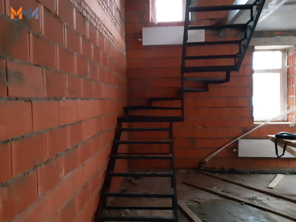 металлическая лестница с забежными ступенями