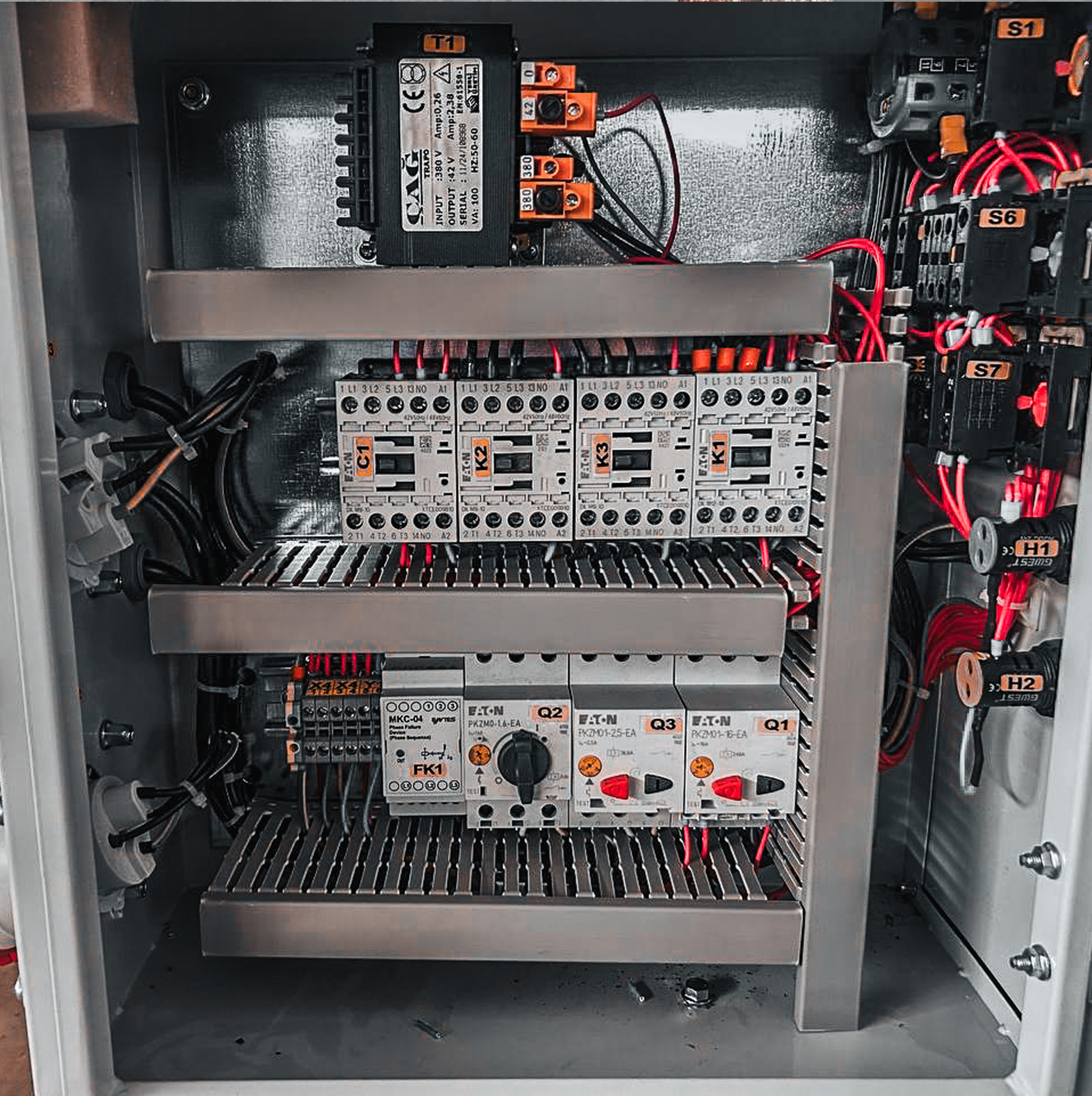 Крупный план узлов сборки и сервисных компонентов