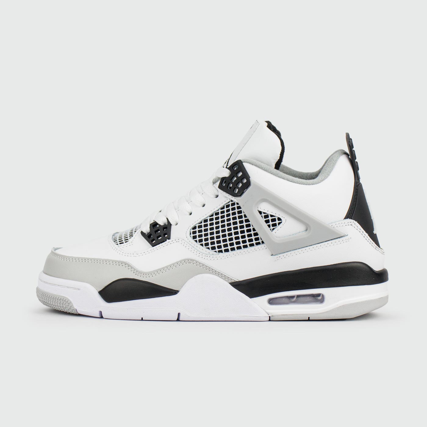 4 Retro White/Black чаще выбирают клиенты