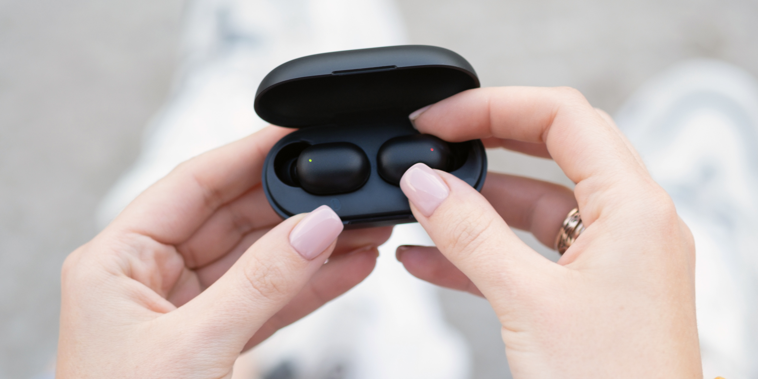 Почему беспроводные наушники быстро разряжаются в кейсе Почему беспроводные наушники быстро разряжаются в кейсе и что с этим делать