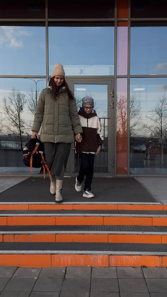 Автоняня с ребёнком возле машины