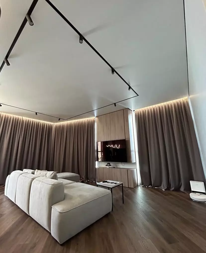 Натяжные потолки в гостиную 20 м²