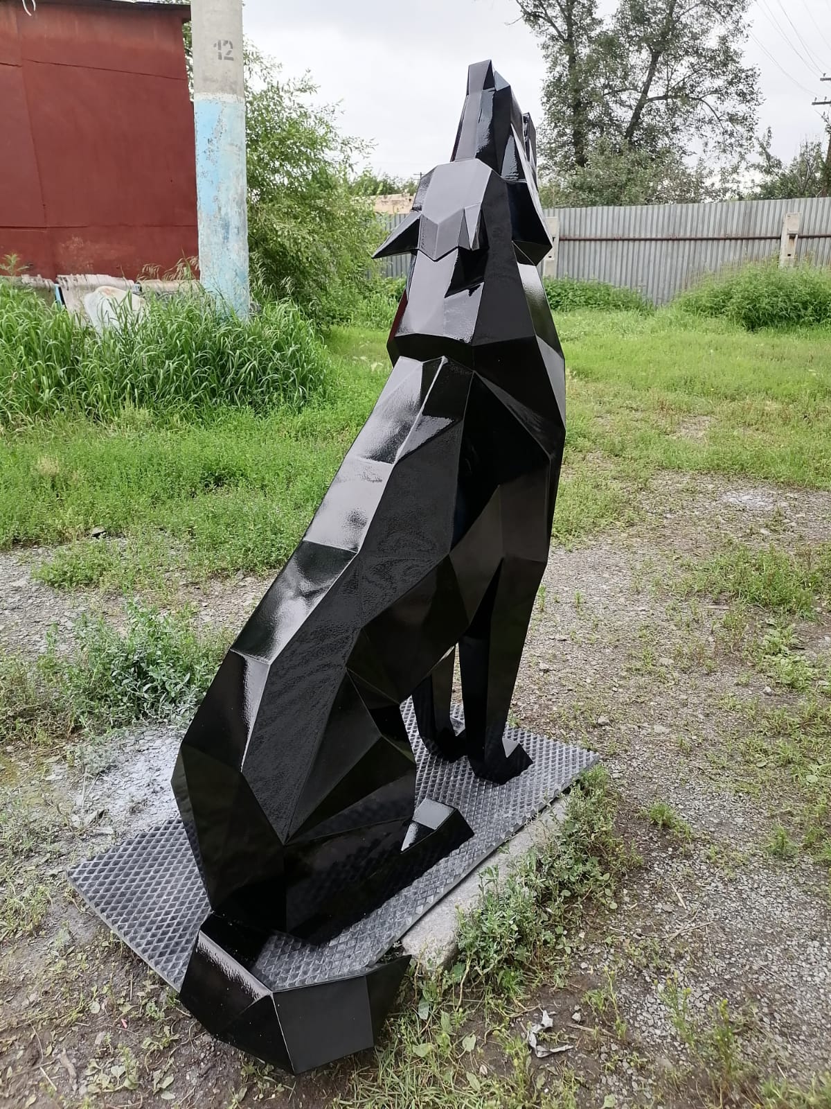 Фигура из нержавеющей стали Волк