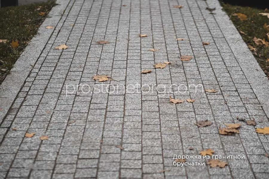 Дорожка из гранитной брусчатки