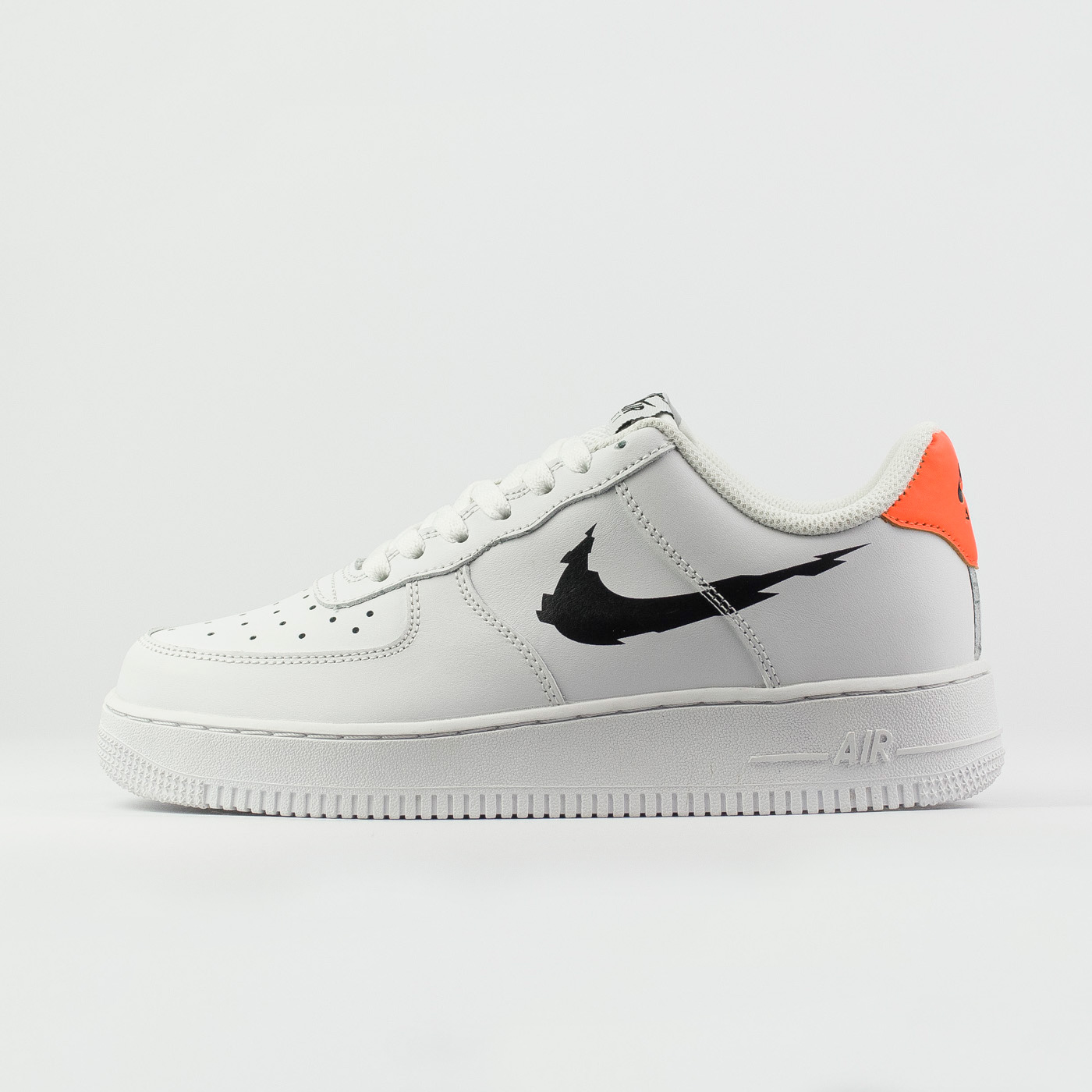 Air Force 1 Low White/Black/Orange чаще выбирают клиенты