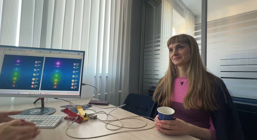 Девушка проходит диагностику Дианел