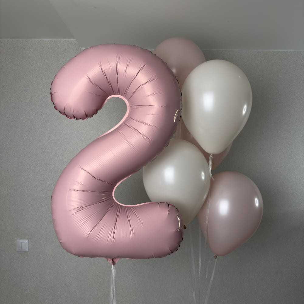 Нежная композиция с цифрой 2