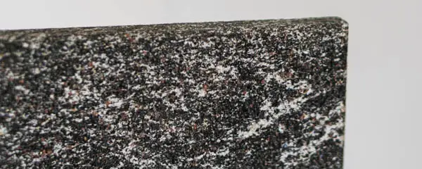 Гранитная плитка бучарда Гранатовый Амфиболит Нигрозеро фото термообработанная