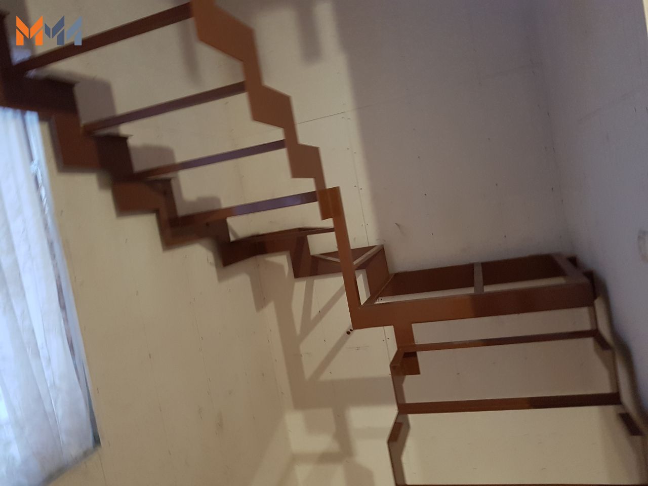 Ломаный косоур лестницы