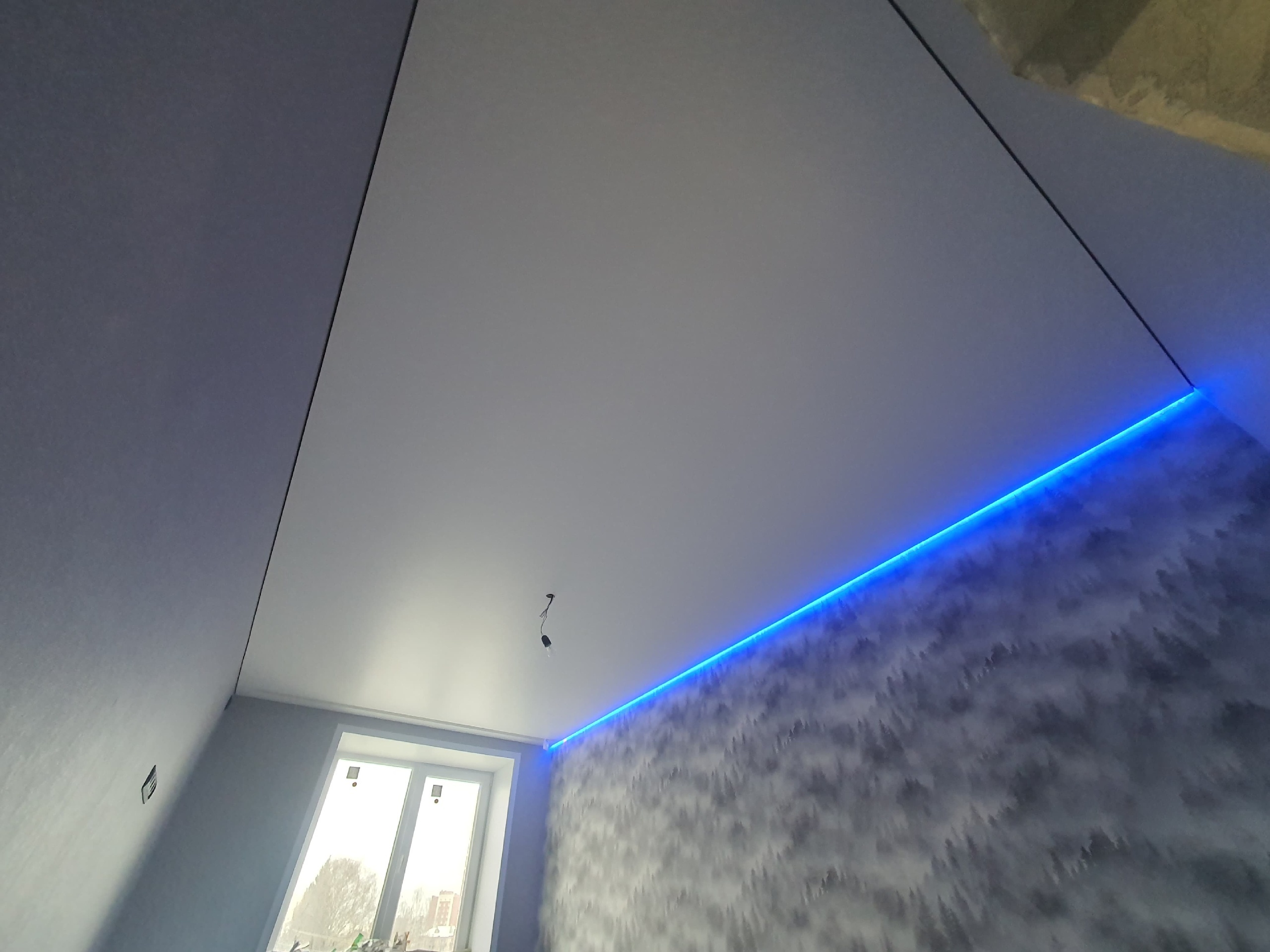Парящий натяжной потолок в спальне фото Кострома