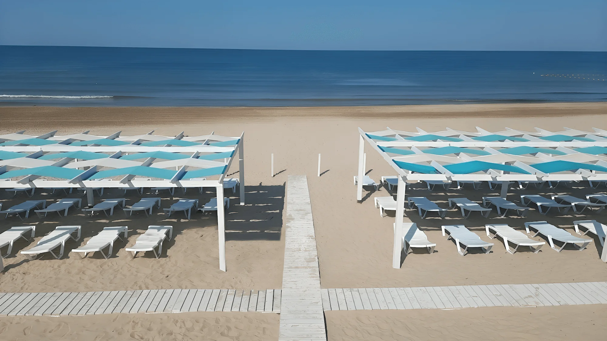 собственный пляж в отеле Россиянка