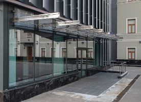 Козырек из стекла на вантах и каркасе